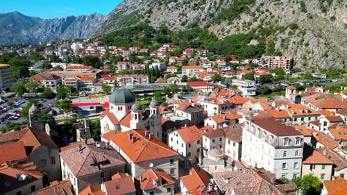 Vue aérienne de la ville de Kotor. Les toits de Kotor. Rivière Scurda, église Saint-Luc. Destination de voyage célèbre