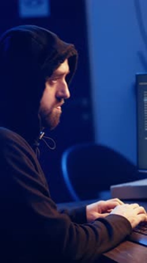 Hacker de Vídeo Vertical Usando Computador para Atacar Conexões Vulneráveis Não Corrigidas