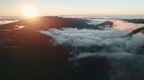 Tal voller Nebel bei Sonnenuntergang, Madeira, Berggipfel umgeben von Wolken, Luftaufnahme, Drohne