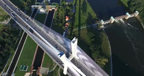 Vue aérienne époustouflante de l'énorme pont haubané et de la structure du barrage à proximité.