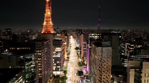 Paisagem urbana noturna da Avenida Paulista, no centro de São Paulo, Brasil.