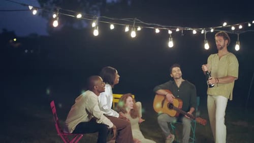 Pop abre una botella de champán para celebrar juntos en una noche de solsticio de verano