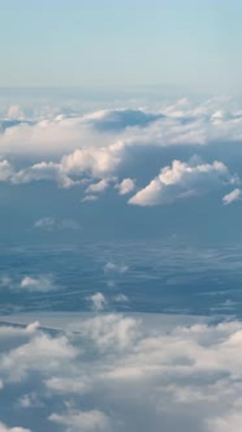 Panorama aérien de nuages capturés lors d'un vol serein au-dessus