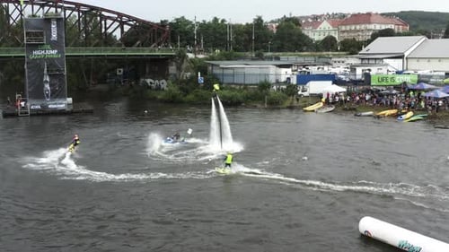 Vue aérienne de personnes avec des jetpacks, des planches de surf et des jetskis à Prague