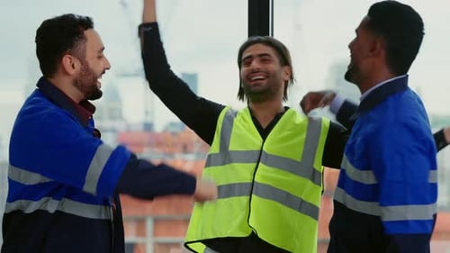 Engenheiros de construção profissionais usando o Blueprint Brainstorming