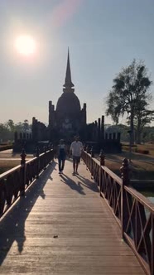 Un couple d'hommes et de femmes visitent la ville historique de Sukhothaï, la vieille ville de Thaïlande