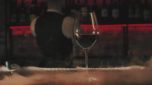 Glas Rotwein an der Bar mit Trockeneis