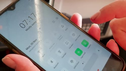 Flugmodus auf dem Handy in einem Flugzeug einschalten