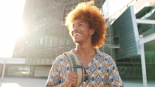 Hombre alegre y feliz disfrutando de un paseo urbano de verano en un día soleado
