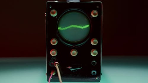 Osciloscópio com forma de onda verde ligeiramente irregular na tela CRT