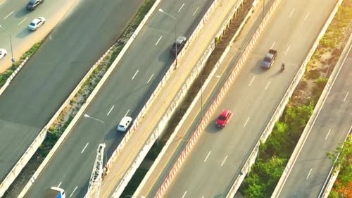 Autobahnkreuzung oder Autobahnkreuzung aus der Vogelperspektive, Drohne