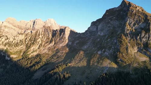 Vue aérienne par drone de l'Obersee Fronalpstock Glarus Näfels, montagnes rocheuses avec ciel bleu