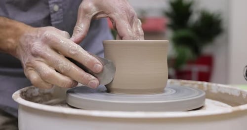 Tasse en céramique fabriquée à la main par des hommes sur un tour de poterie