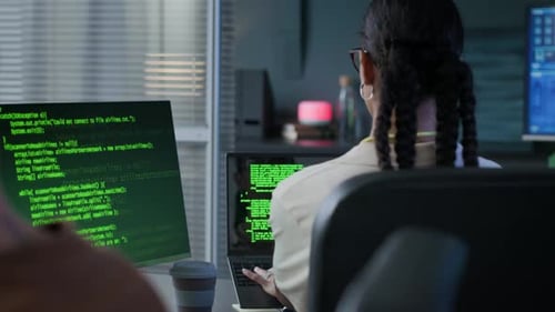 Junger männlicher Programmierer überprüft den Tippfortschritt seiner jüngeren Kollegin