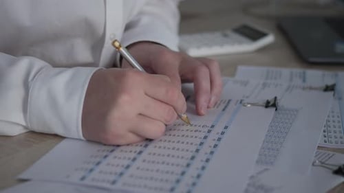 Des professionnels rédigent et analysent avec diligence des documents financiers importants