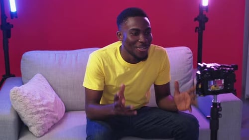 Vlogger Stream Videointerview Influencer spricht