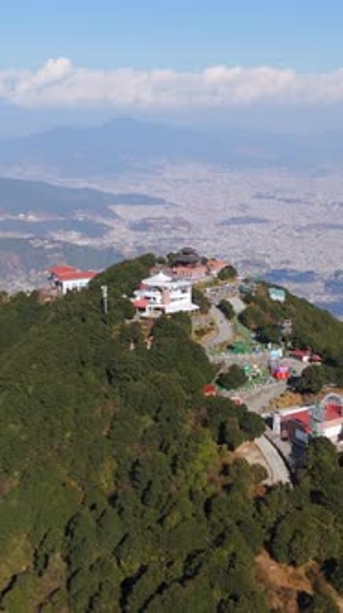 Portrait aérien de temples sur la colline de Chandragiri, sous le soleil de Katmandou, Népal