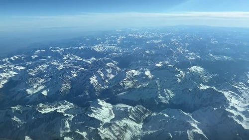 Vista lateral panorámica de las montañas de los Pirineos desde la cabina de un jet mientras vuela hacia el norte a 12.000 m h