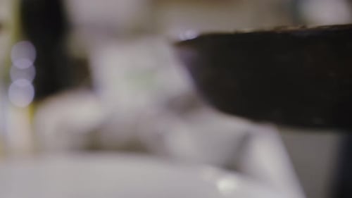 Le chef met des pétoncles fraîchement cuits dans une assiette