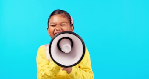 Megáfono, ruido y rostro de una niña gritando en el mensaje del estudio, transmisión
