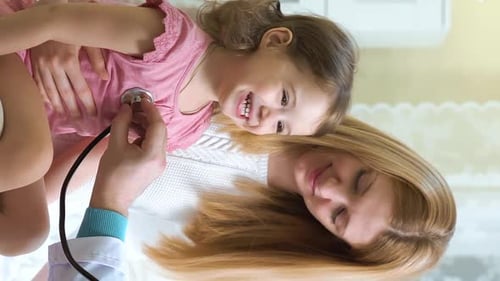 Pediatra masculino examina bebê com um estetoscópio