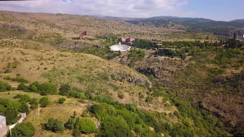 Toma aérea del espejo Herouni del radiotelescopio Orgov a través del antiguo castillo