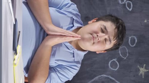 Vídeo vertical de un estudiante masculino transgénero.