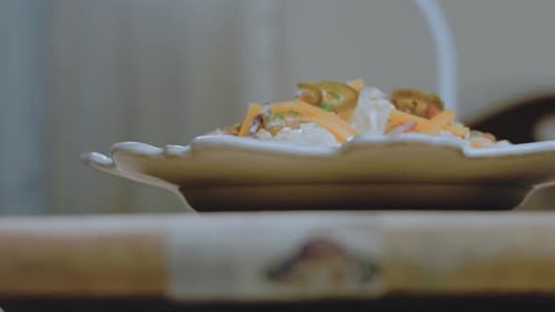 Ensalada de papas y pimientos jalapeños con tocino, comida al estilo retro de los años 20