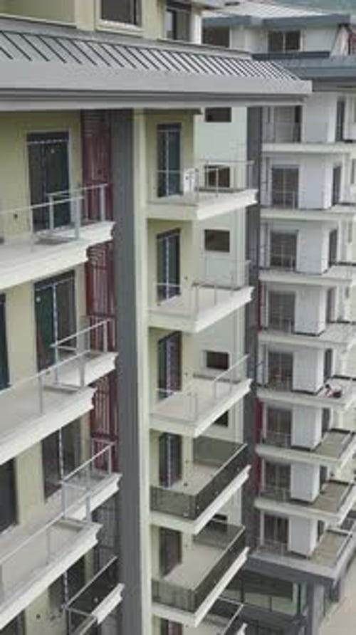 Vídeo vertical Maquinaria pesada y constructores trabajan en Fa Ade y la construcción de cimientos para una nueva