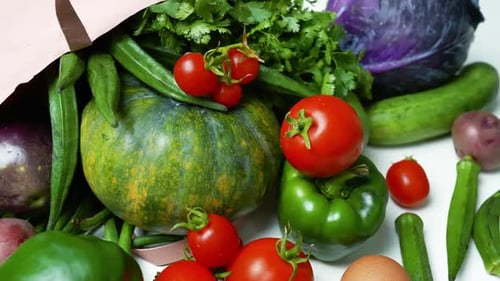 Verduras frescas y huevos que se derraman de una bolsa de papel