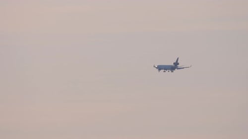 Flugzeug im Gegenlicht bei Sonnenuntergang