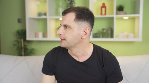 Un homme inquiet et anxieux ayant une crise de panique transpire.