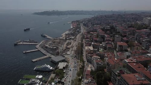 Photo prise par Drone d'Istanbul, en Turquie - Un drone suit une grande route à Fındıklı, près du Bosphore. Sni