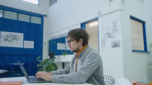 Architekt arbeitet am Laptop am Schreibtisch im Büro