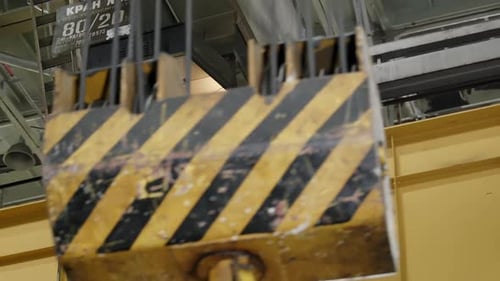 L'opérateur de la cabine de la grue supervise de manière experte de nombreuses opérations industrielles essentielles