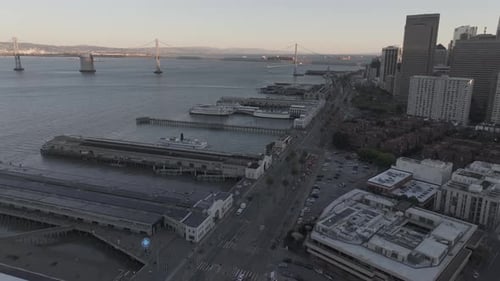 Instalación de un Zumbido que disparó hacia el centro de San Francisco, California, EE. UU.