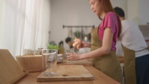 Jeune couple asiatique appréciant leurs tâches ménagères quotidiennes ensemble.
