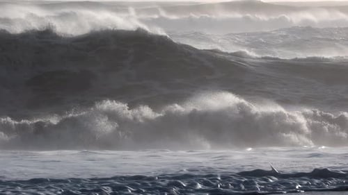 Мощный шторм океанских волн в Атлантическом океане Сказочный морской прилив в солнечный день
