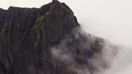 Die CloudKissed Heights-Drohne fliegt an einem sonnigen Tag zum Gipfel des Rocky Mountain