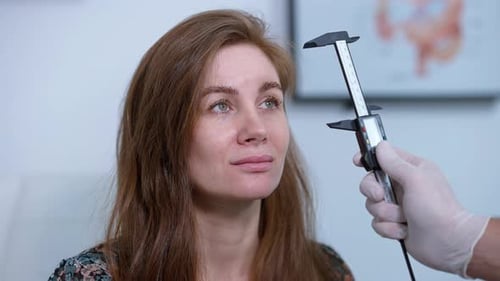 Belle femme regardant vers le haut comme une main masculine s'approchant de l'étrier Vernier pour faire face