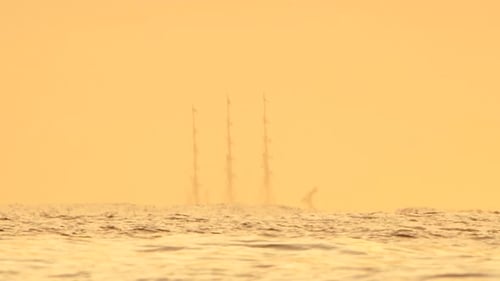 Espejismo de mástiles de veleros en el mar más allá del horizonte