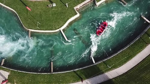 Overhead-Luftaufnahme eines Raftingbootes auf einem tosenden Fluss mit Stromschnellen in Zeitlupe