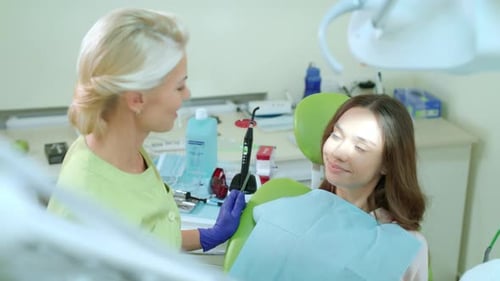 Paciente femenina en revisión periódica de un dentista en la clínica