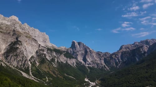 Drone aérien du parc national de Theth en Albanie 12.mp4