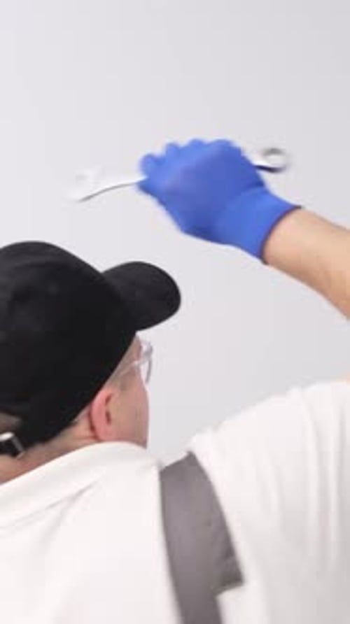 Vídeo vertical de un fontanero bailando durante la reparación de las tuberías de agua de la casa