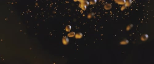 Dunkle Kaffeebohnen explodieren