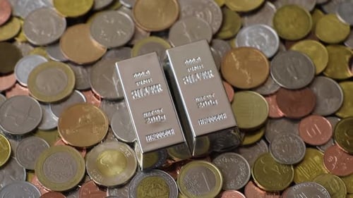 Ein silberner Barren, weißes Metall vor dem Hintergrund von Geld, als Konzept für den Verkauf. Ein Silberbarren