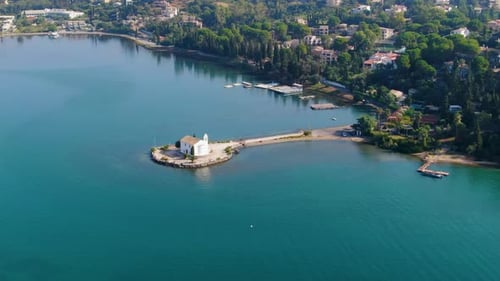 Vue aérienne par Drone de l'église historique d'Ipapanti dans la baie de Gouvia, Corfou, Grèce, chapelle orthodoxe pittoresque