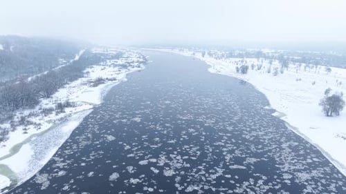 Luftaufnahme des gefrorenen Flusses in der Winterlandschaft