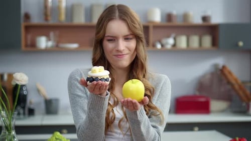 Retrato de una mujer reflexiva que elige entre alimentos saludables y alimentos no saludables en